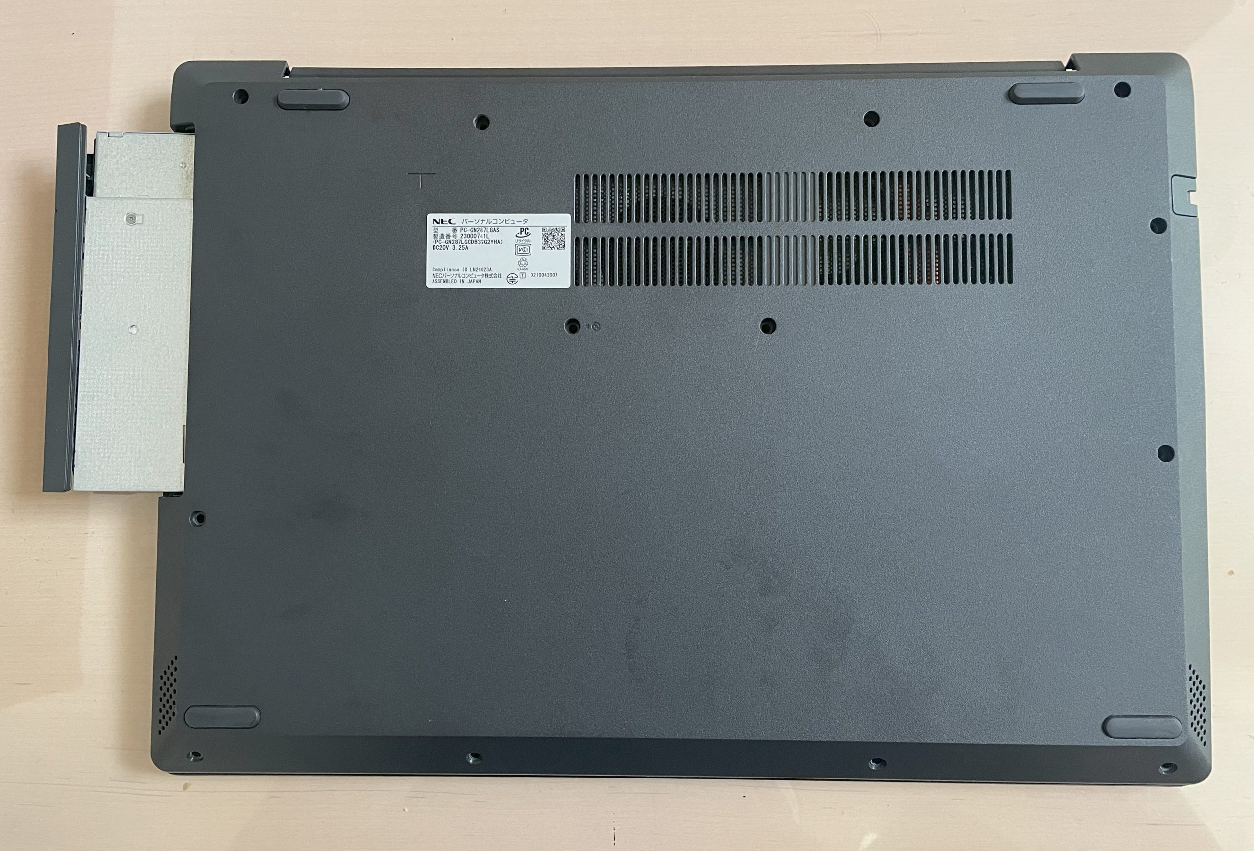 NEC LAVIE Direct N15(S)ノートパソコンのSSDとメモリーを増設して高速化!